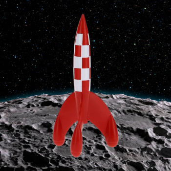 Eine kleine PVC-Rakete, 8,5 cm hoch, inspiriert von der ikonischen rot-weiß karierten Rakete aus der Comicserie Tim und Struppi. Das Design zeigt eine spitze Nase und drei Flossen und fängt den klassischen Look aus den Abenteuern von Tim und Struppi ein.